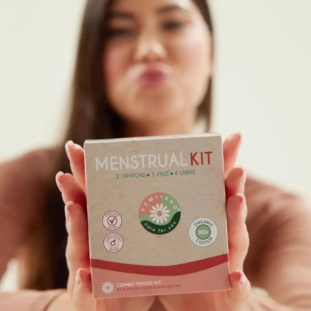 Kitul menstrual Femieko ținut în mână