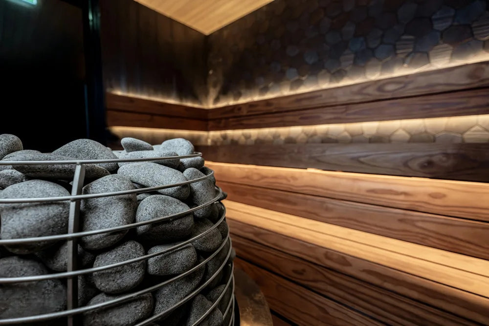 Drewniana sauna z rozgrzanymi kamieniami