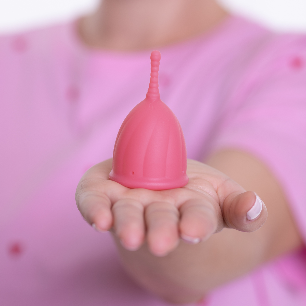 cupa menstruala femieko safe m roz antibacteriana, reduce dezvoltarea bacteriilor pe suprafata.