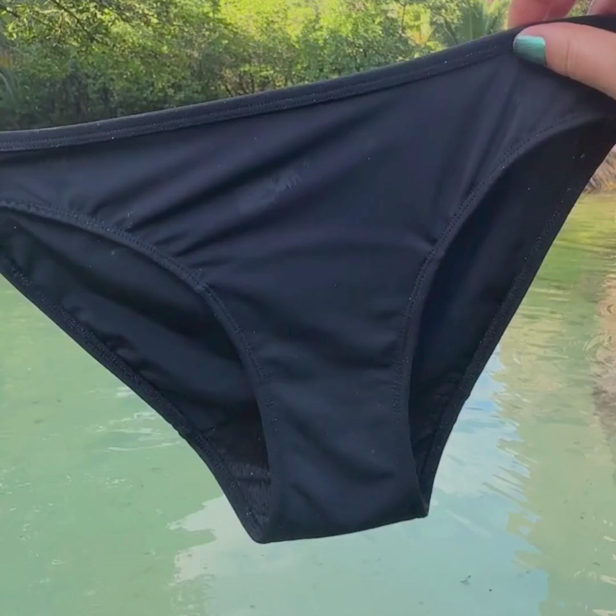 Załaduj wideo: Maja | Kostium kąpielowy menstruacyjny | Czarny | UV30+