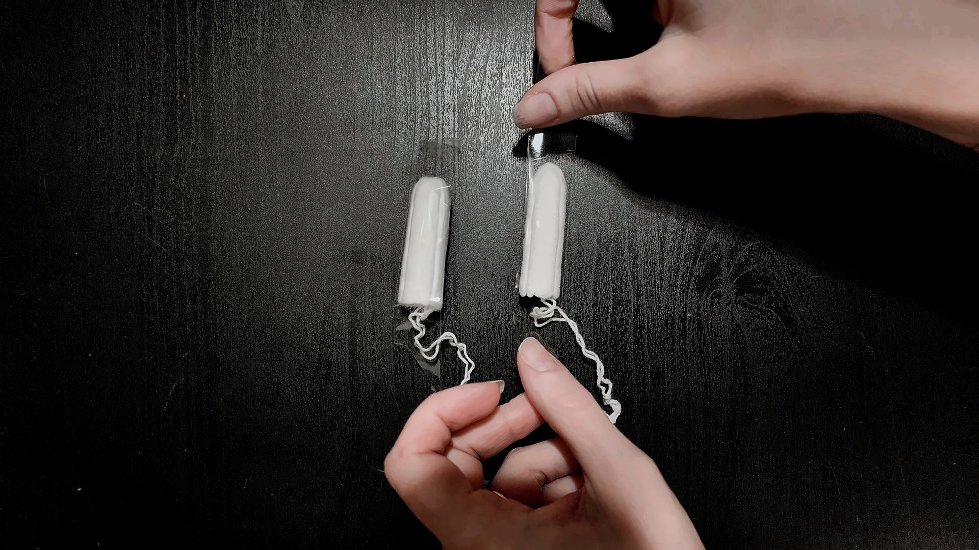 Aplicarea benzii adezive pe cele două tampoane așezate alăturat.