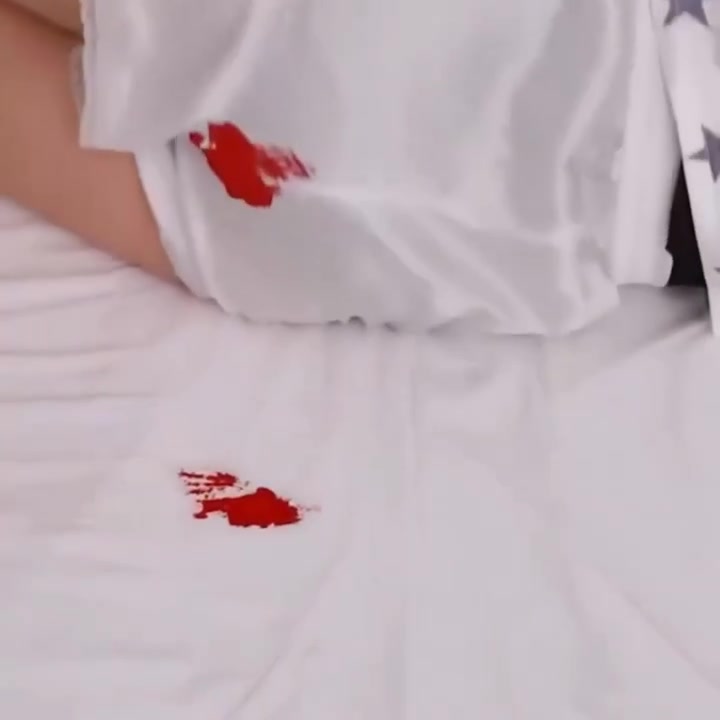 Plama krwi menstruacyjnej na białym prześcieradle, kadr z filmu Femieko