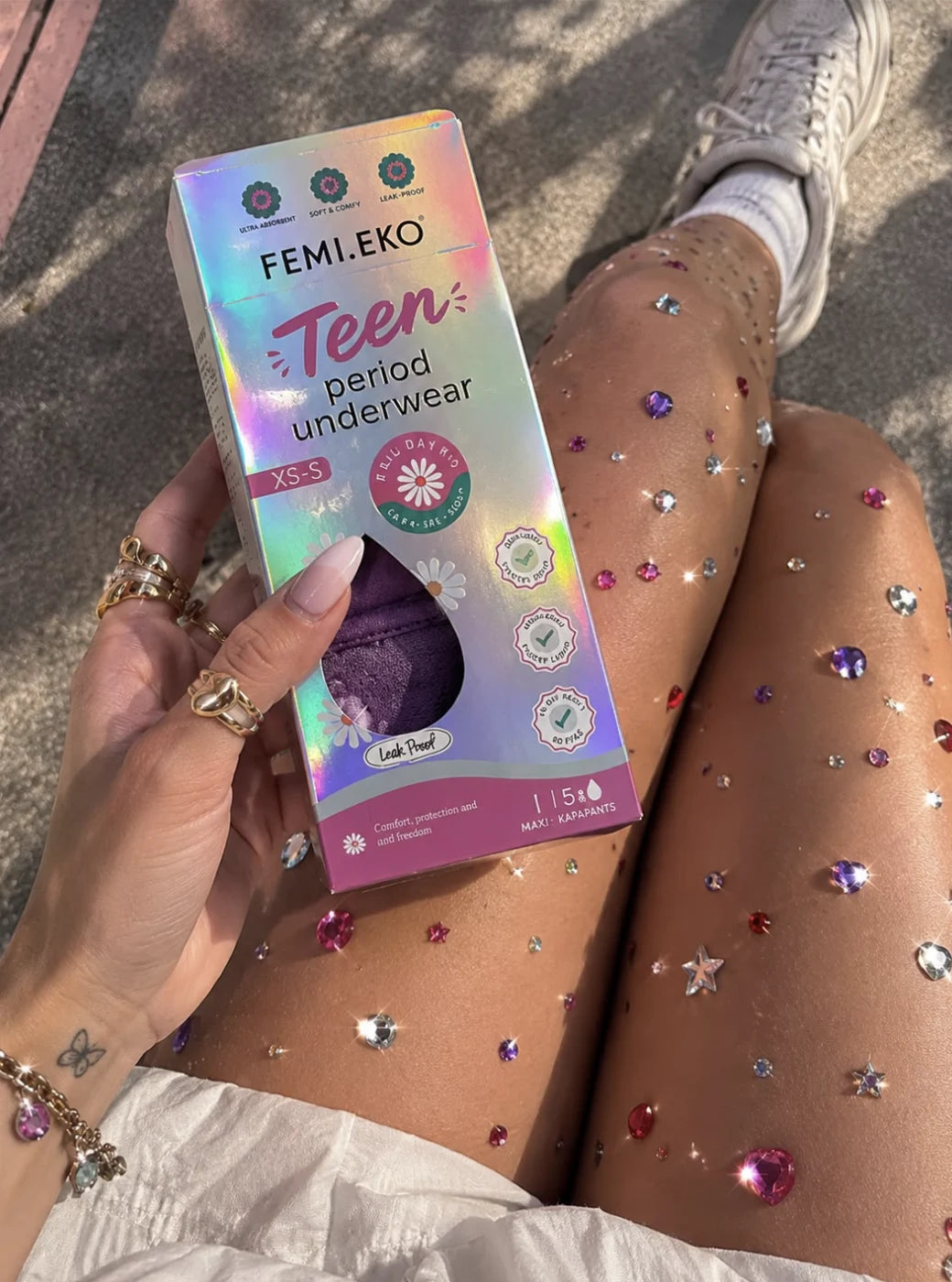 Ambalaj original Femieko Teen tinut in mana, in lumina naturala